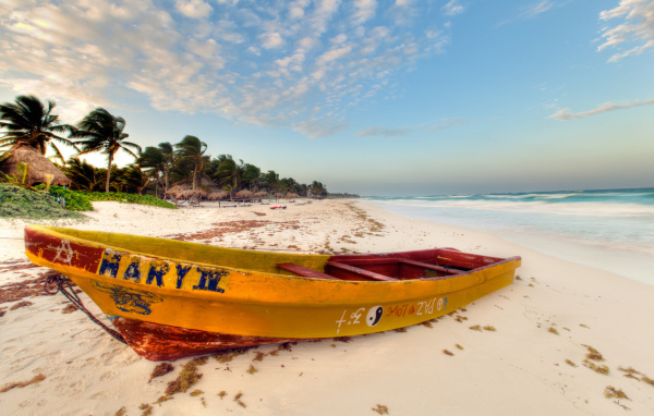 Лодка на белом пляже