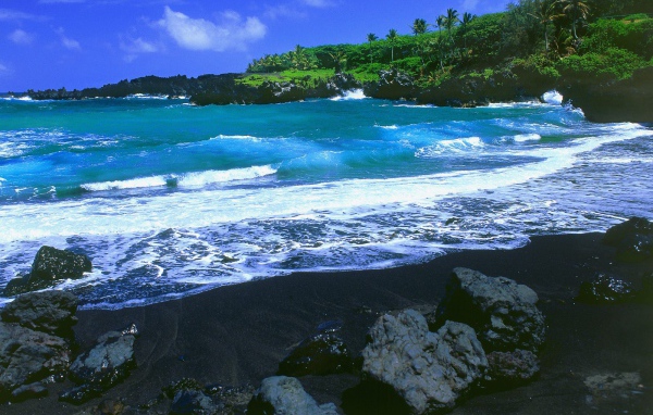 Красивый вид на черный пляж