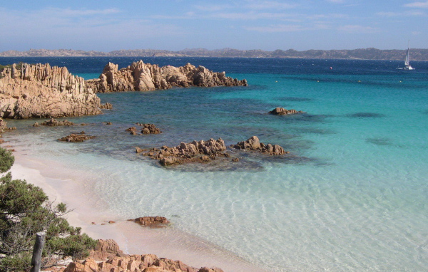 Розовый пляж на Сардинии