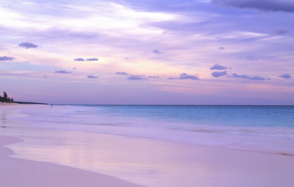 Розовый пляж на Багамах