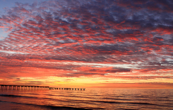 Розовые облака над пляжем