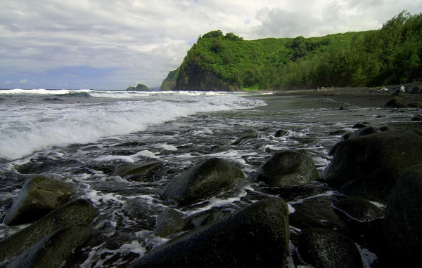 Каменистый пляж на Гаваях