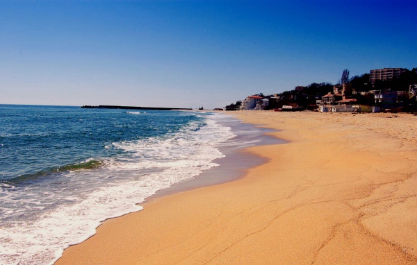 Пляж с золотым песком