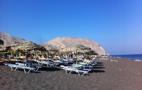 Отдых на черном пляже