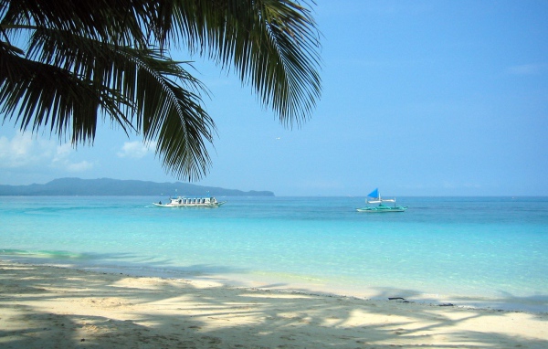 Пляж с белым песком