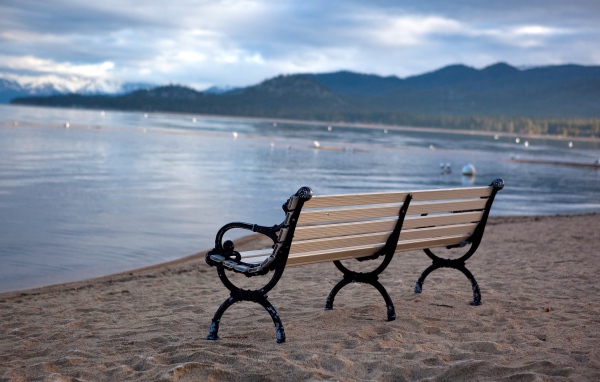 Скамейка на пляже