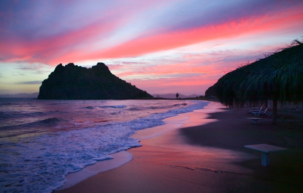 Розовый пляж