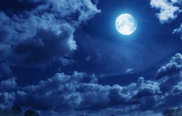 Облака в лунную ночь