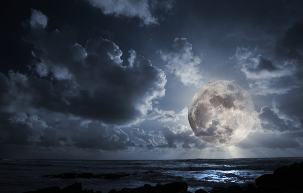 Огромная луна в облаках