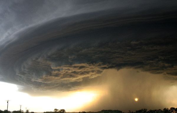 Торнадо у дороги