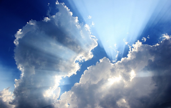 Лучи солнца из облаков