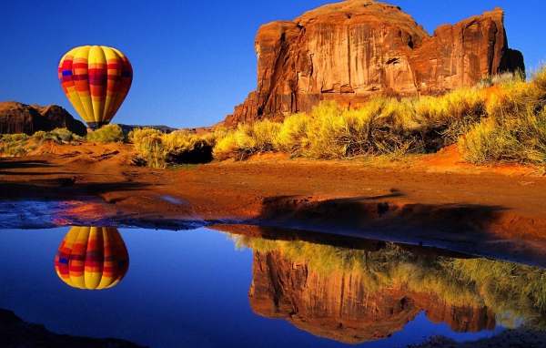 Лужа на дороге и воздушный шар