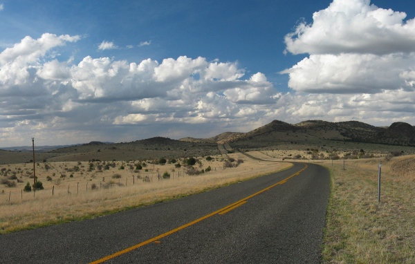 Дорога через поле в горы