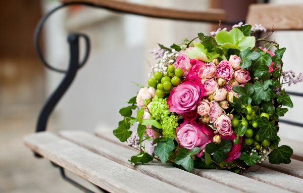 Красивый букет на лавке