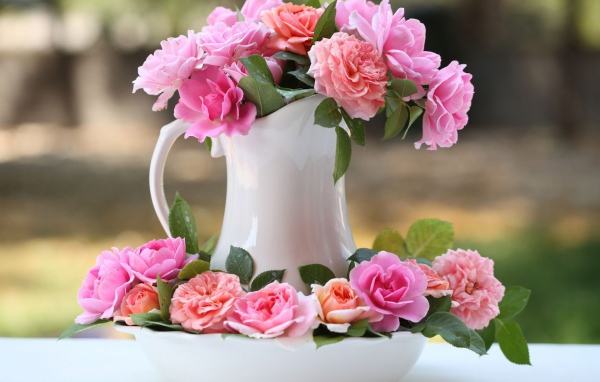 Букет в белом кувшине