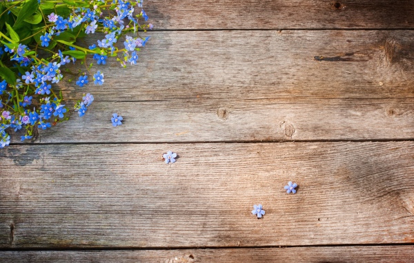 Букет на деревянном столе