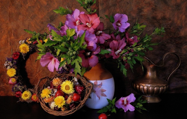Цветы в кувшине и в корзине