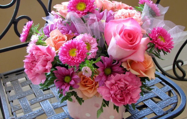 Цветы на кованном стуле