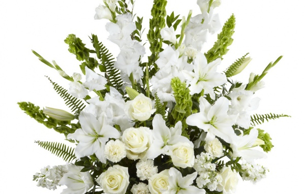 Великолепный букет белых гладиолусов