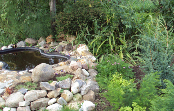 На поляне красивая альпийская горка