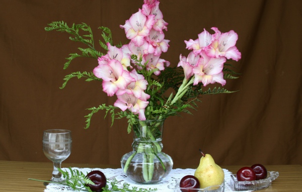 Натюрморт с букетом гладиолусов