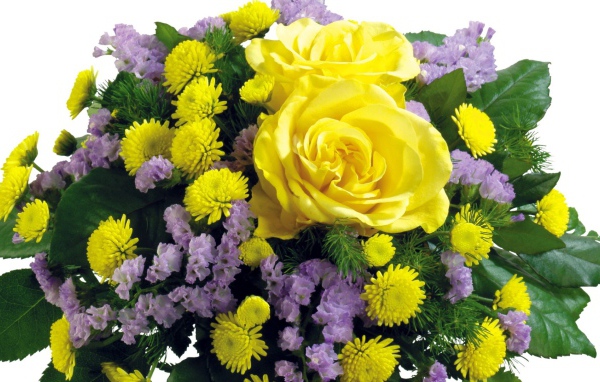 Жёлтые розы в букете с другими цветами