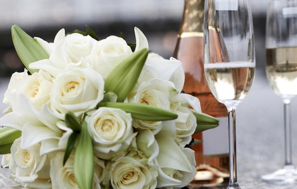 Белые розы и шампанское