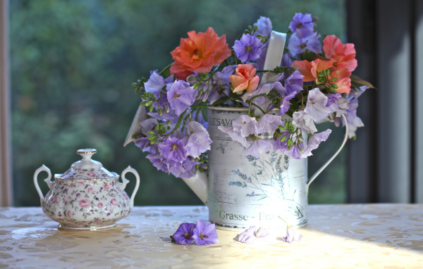 Букет цветов и сахарница