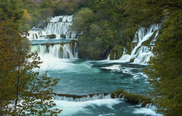 Голубые воды двух водопадов