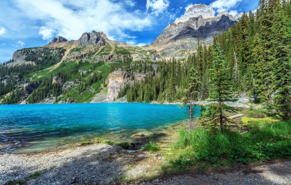 Голубое озеро у гор