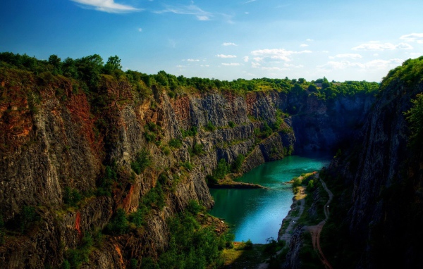 Озеро в каньоне