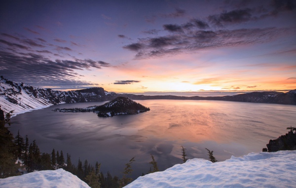 Горное озеро с островом