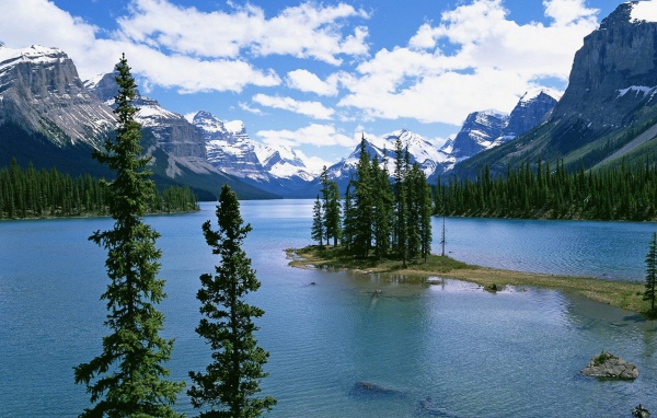 Горное озеро с островом и деревьями
