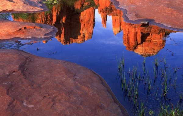 Горы отражаются в воде