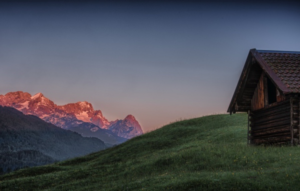 Старый деревянный дом в горах