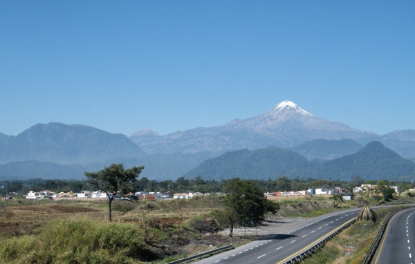 Белоснежная вершина горы