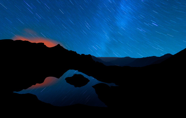 Ночное звёздное небо и горы