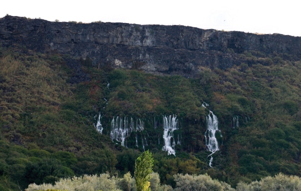 Потоки воды текущие с гор