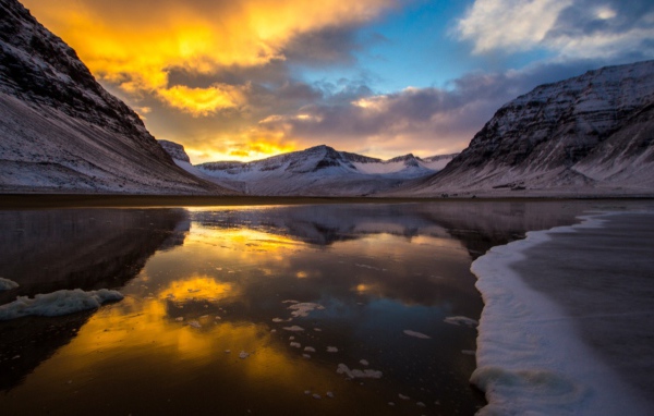 Закат над горным озером