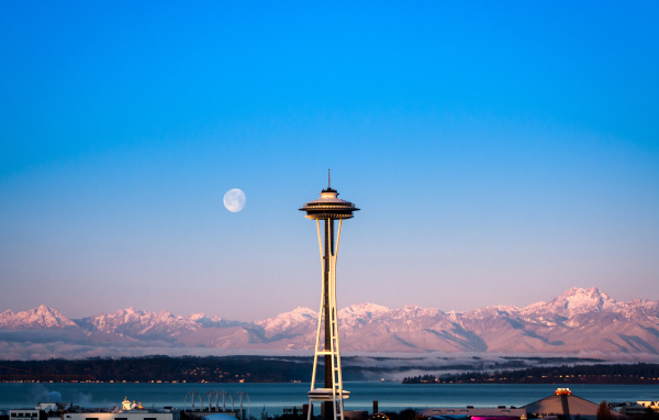 Башня на фоне гор