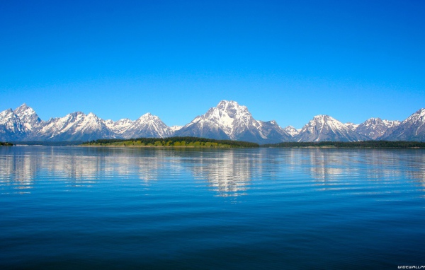 Белые горы на берегу озера