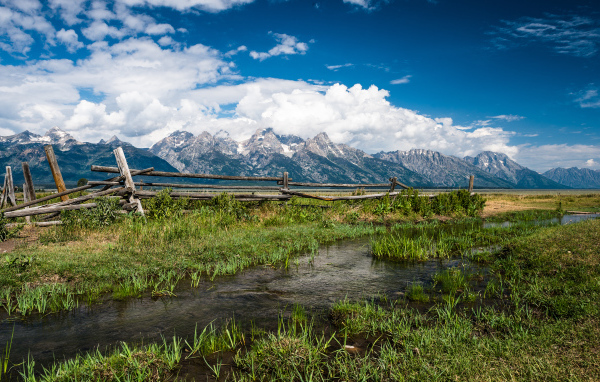 Деревянная ограда на фоне величественных гор