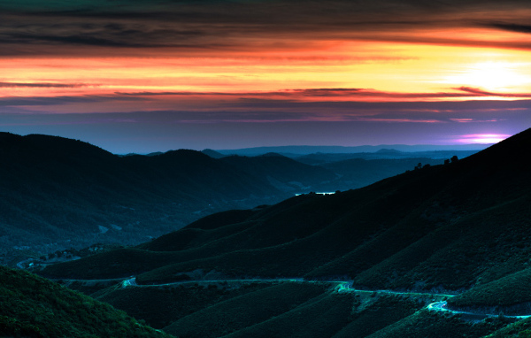 Дорога на склоне горы