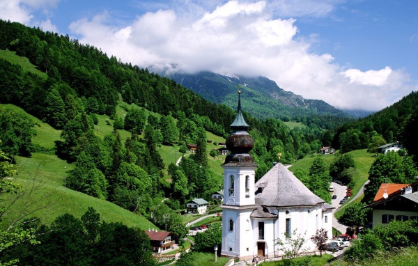 Белая часовня в горах