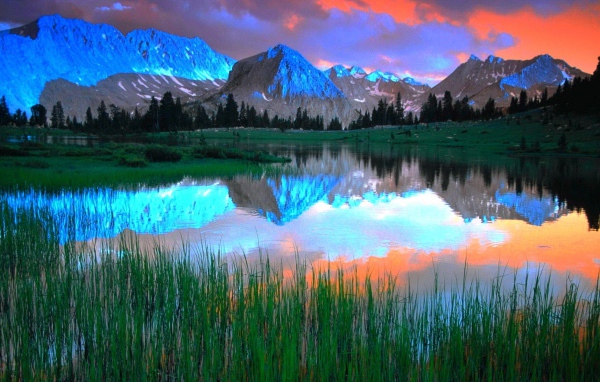 Синие горы освещенные солнцем