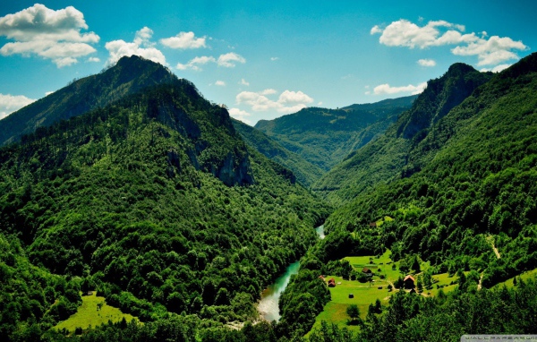 Зеленые горы и река