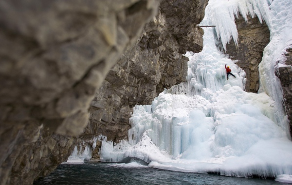 Человек поднимается на ледник