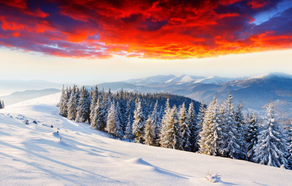 Красные облака над горами