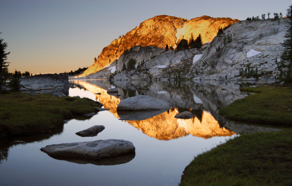 Гора освещенная солнцем