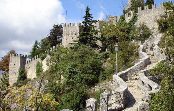 Лестница  в старинную крепость